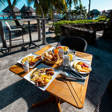 photo d'une table en bord de mer avec petit déjeuner américain servi sur table