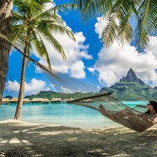 femme dans un hamac qui regarde le lagon de Bora Bora 