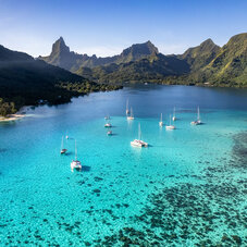 vue aérienne du lagon et des montagnes de Moorea