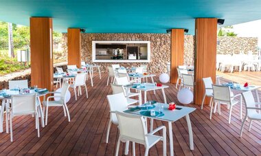 Outdoor dining at Vaitohi Restaurant at Te Moana Tahiti Resort. A great place to enjoy breakfast!