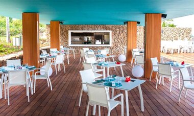 Te Moana Tahiti Resort Outdoor dining at Vaitohi Restaurant at Te Moana Tahiti Resort. A great place to enjoy breakfast!