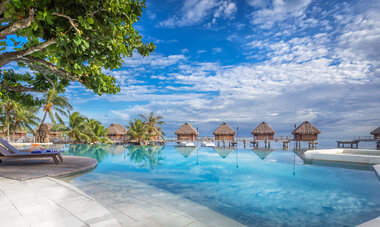 photo des bungalows sur pilotis du manava moorea avec vue sur la piscine