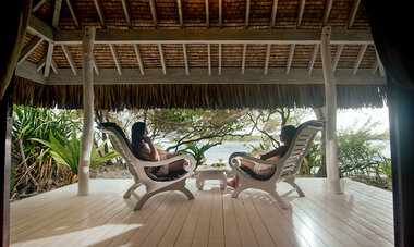 famille dans un bungalow dans les îles de Tahiti