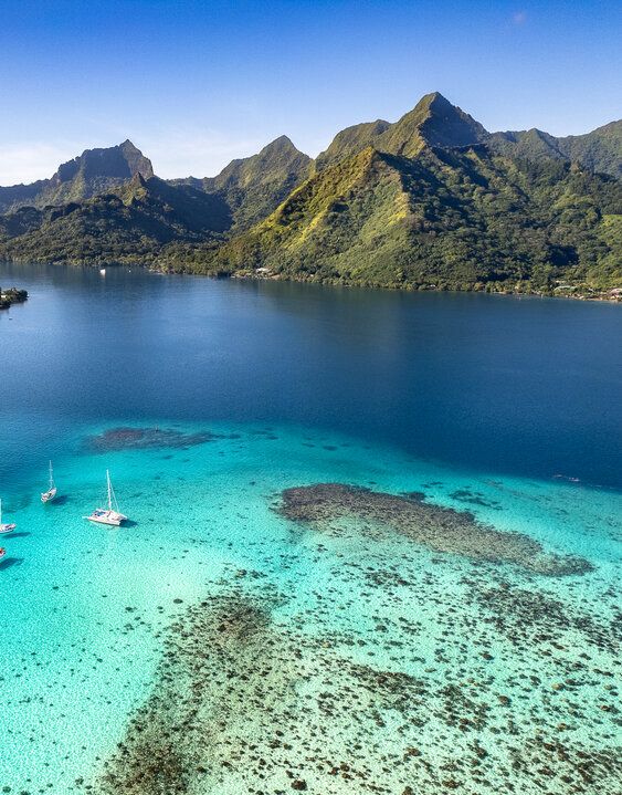 View of Mountains and sea from Moorea - Stéphane Mailion