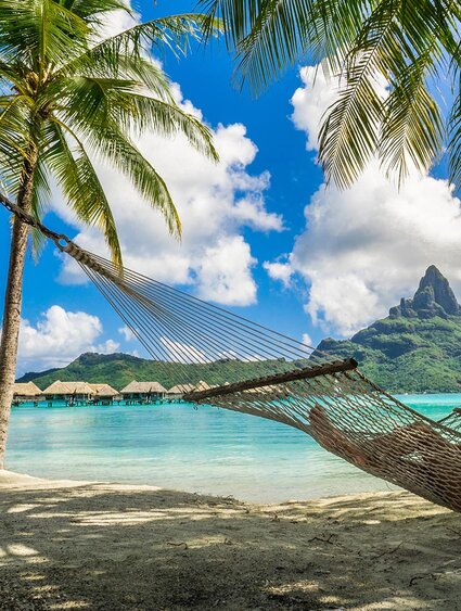 femme dans un hamac qui regarde le lagon de Bora Bora 