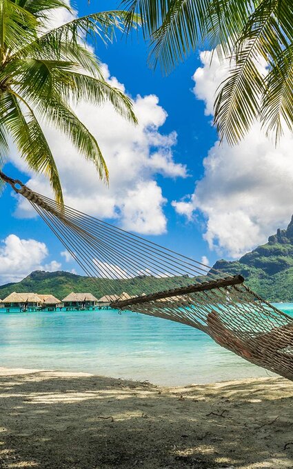 femme dans un hamac qui regarde le lagon de Bora Bora 