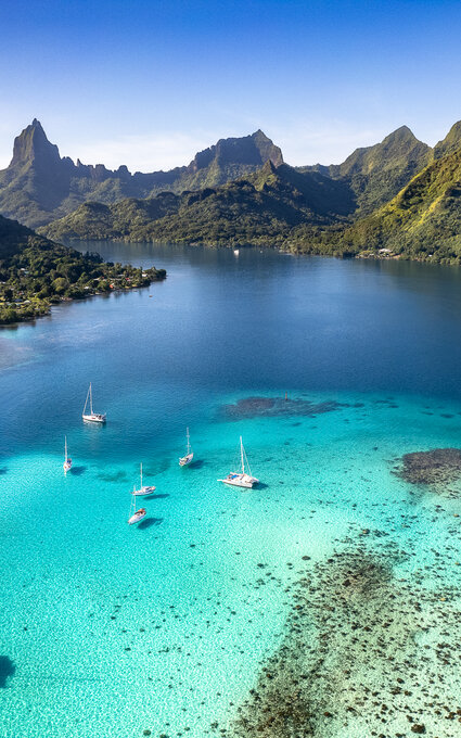 View of Mountains and sea from Moorea - Stéphane Mailion